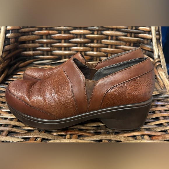 Biza Brown Embossed Leather Mules size 8.5 - Picture 1 of 9